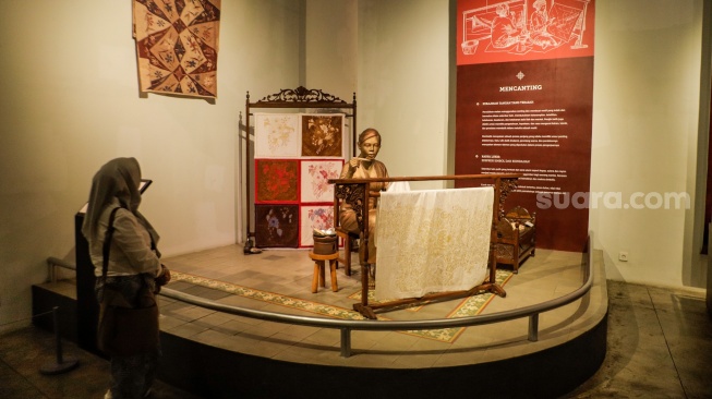 Pengunjung melihat koleksi kain batik di Museum Batik Indonesia, Taman Mini Indonesia Indah, Jakarta, Senin (2/10/2023). [Suara.com/Alfian Winanto]