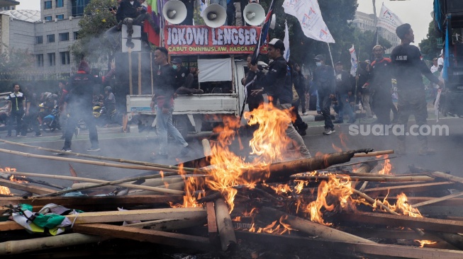 Memanas! Aksi Blokade oleh Buruh di Cikarang Barat Bikin Kesal Pengguna Jalan