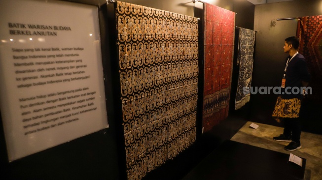 Pengunjung melihat koleksi kain batik di Museum Batik Indonesia, Taman Mini Indonesia Indah, Jakarta, Senin (2/10/2023). [Suara.com/Alfian Winanto]