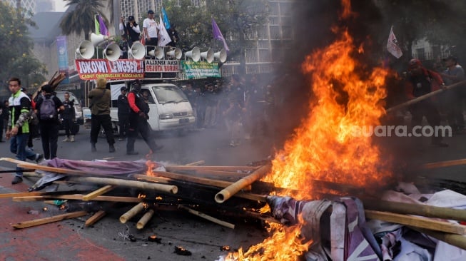 Massa dari beragam aliansi buruh saat menggelar aksi unjuk rasa di Kawasan Patung Kuda, Jakarta, Senin (2/10/2023). [Suara.com/Alfian Winanto]