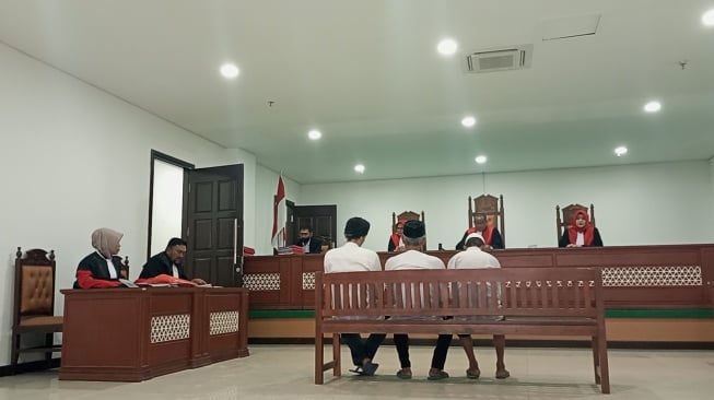 Wowon Cs saat sidang di Pengadilan Negeri Bekasi [Mae Manah/Suarabekaci]