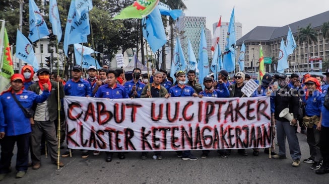 Massa dari beragam aliansi buruh saat menggelar aksi unjuk rasa di Kawasan Patung Kuda, Jakarta, Senin (2/10/2023). [Suara.com/Alfian Winanto]