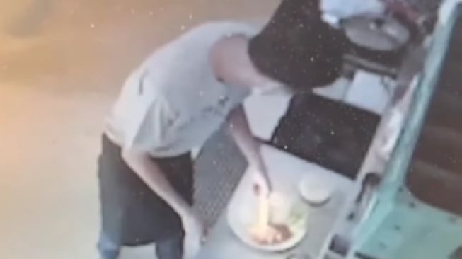 Video Viral Barista di Wonogiri Keluarkan Api Lewat Tangan untuk Bakar Makanan