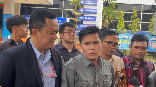 Asosiasi Lawyer Muslim Indonesia (ALMI) laporkan Rebecca Klopper ke Polda Metro Jaya, Senin (2/10/20230) dalam kasus video asusila. [Tiara Rosana/Suara.com]