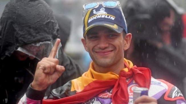 Pembalap Prima Pramac Racing Jorge Martin merayakan kemenangannya di parc ferme Grand Prix Jepang MotoGP di Mobility Resort Motegi di Motegi, prefektur Tochigi pada 1 Oktober 2023. Toshifumi KITAMURA / AFP