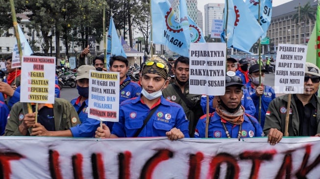 Massa dari beragam aliansi buruh saat menggelar aksi unjuk rasa di Kawasan Patung Kuda, Jakarta, Senin (2/10/2023). [Suara.com/Alfian Winanto]