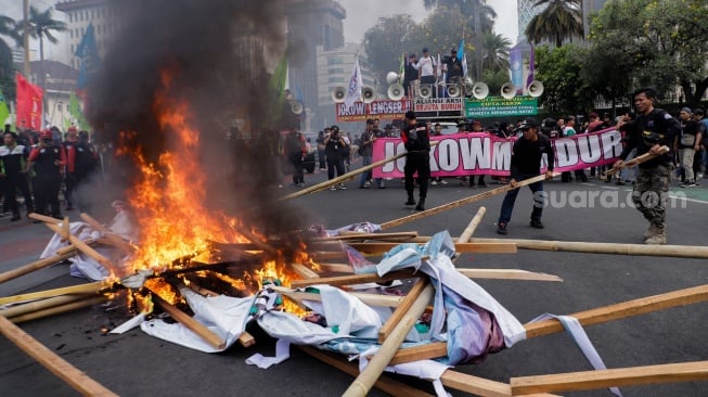 Tolak UU Cipta Kerja, Ribuan Buruh Demo di Patung Kuda