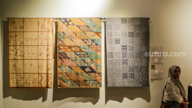 Pengunjung melihat koleksi kain batik di Museum Batik Indonesia, Taman Mini Indonesia Indah, Jakarta, Senin (2/10/2023). [Suara.com/Alfian Winanto]