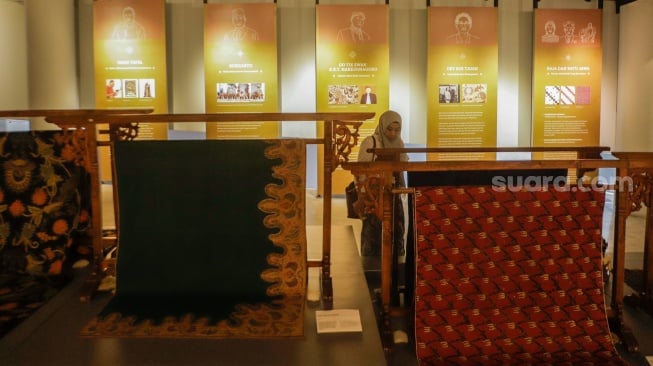 Pengunjung melihat koleksi kain batik di Museum Batik Indonesia, Taman Mini Indonesia Indah, Jakarta, Senin (2/10/2023). [Suara.com/Alfian Winanto]