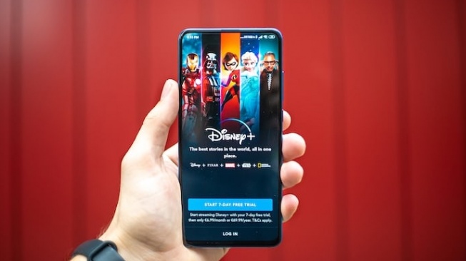 Ilustrasi streaming aplikasi mobile Disney+ (Unsplash/mbaumi)