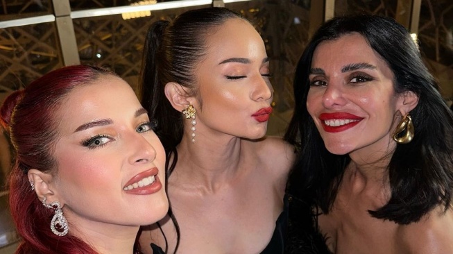 Potret Enzy Storia di Gala Dinner PFW 2023. (Instagram/enzystoria)