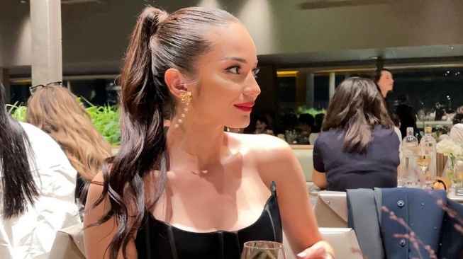 Potret Enzy Storia di Gala Dinner PFW 2023. (Instagram/enzystoria)