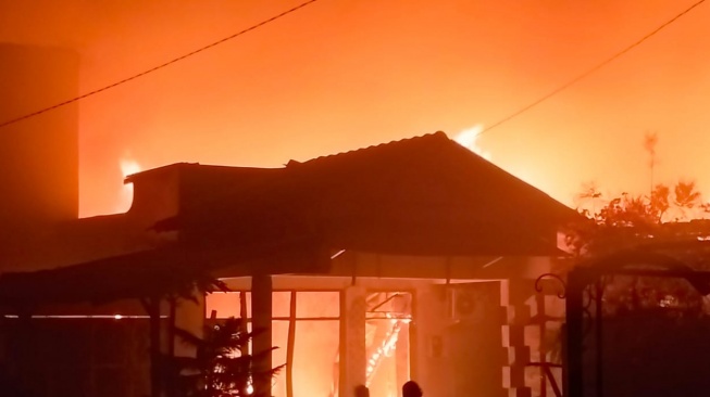 Kebakaran Gudang Rongsok di Pasar Kliwon, 5 Rumah Dikabarkan Ikut Dilalap Api