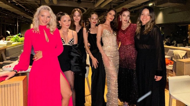 Potret Enzy Storia di Gala Dinner PFW 2023. (Instagram/enzystoria)