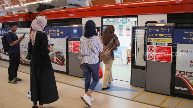 Penumpang menaiki rangkaian kereta Light Rail Transit LRT Jabodebek di Jakarta, Selasa (3/10/2023). [Suara.com/Alfian Winanto]