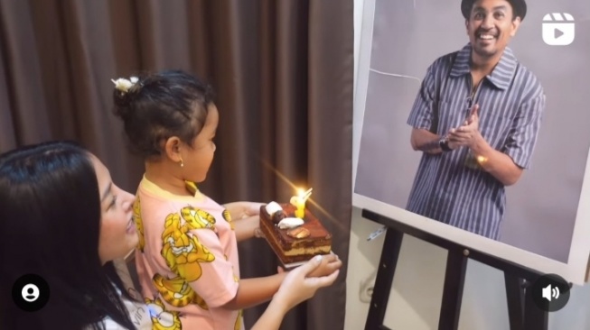 Momen Haru Mutia Ayu saat Ajak Gewa Tiup Lilin di Depan Foto Glenn Fredly