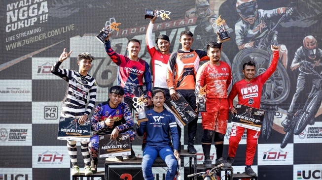 Podium 76 Indonesian Downhill 2023 kelas Men Elite. Rendy Varera Sanjaya dari Dayu Racing Team berhasil keluar sebagai juara, disusul oleh Agung Prio Apriliano (CWS Racing Team), Mohammad Abdul Hakim (76Rider DH Squad), Hildan Afosma Katana (Spartan Racing Team), Pahraz Salman Alparisi (Titipan Ilahi Racing Team). [76 Indonesian Downhill 2023]