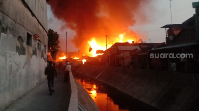 Kepanikan Warga Lihat  Api Berkobar di Gudang Rongsok, Selamatkan Barang Berharga