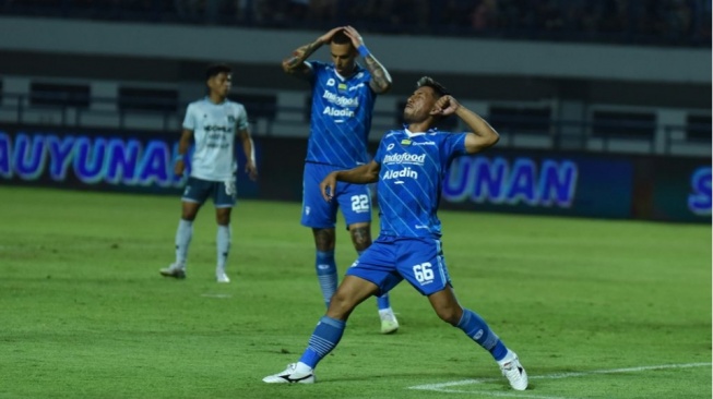 Daisuke Sato (Kanan) Saat Membela Persib Bandung Dalam Laga BRI Liga 1 Musim 2023/2024 Kontra Persita (persib.co.id)