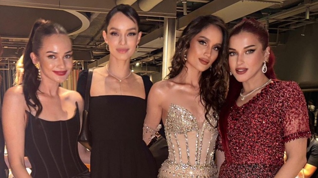 Potret Enzy Storia di Gala Dinner PFW 2023. (Instagram/claurakiehl)