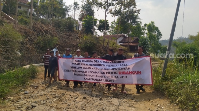 Bertahun-tahun Jalan Rusak Diabaikan Pemerintah, Warga di Ujung Bandung Barat Ancam Golput di Pemilu 2024 (Suara.com/Ferry Bangkit)