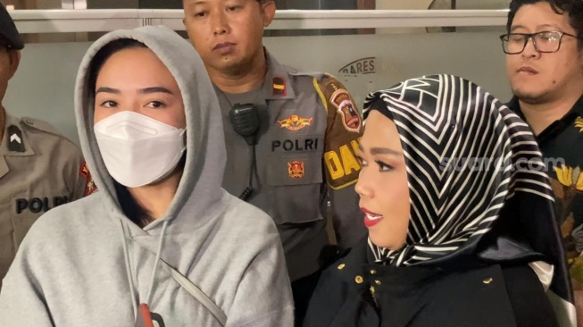 Amanda Manopo didampingi tim pengacara usai memenuhi panggilan Bareskrim Polri atas dugaan ikut mempromosikan judi online, Senin (2/10/2023). [Suara.com/Yoga]