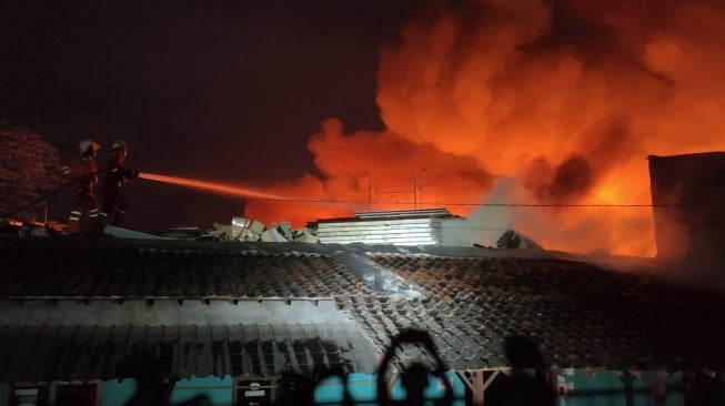 UPDATE Terbaru Kebakaran Gudang Rongsok di Solo, 24 Rumah Ikut Terdampak, 112 Orang Mengungsi