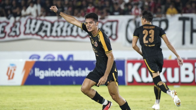 Penyerang Persija Jakarta Aji Kusuma saat melakukan selebrasi usai bobol gawang Persis Solo dalam pekan ke-14 BRI Liga 1 2023/2024 di Stadion Manahan, Solo. (Dok. Persija Jakarta).