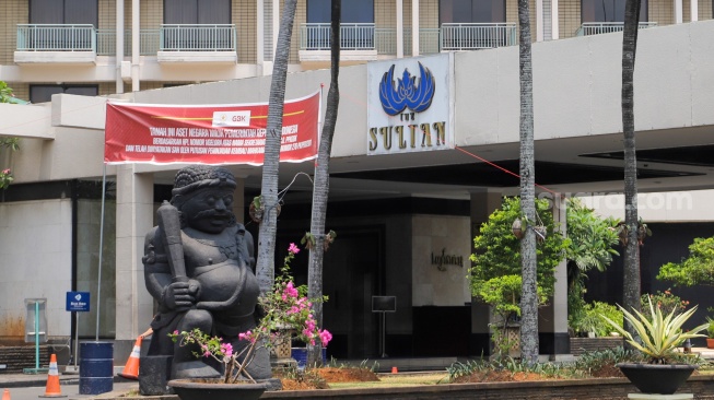 Spanduk peringatan terpasang di Hotel Sultan, Kompleks GBK, Jakarta, Rabu (4/10/2023). [Suara.com/Alfian Winanto]