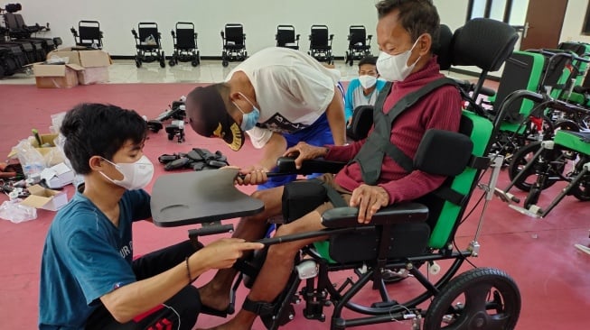 Kemensos Rakit 590 Kursi Roda Canggih untuk Keamanan dan Kenyamanan Penyandang Disabilitas