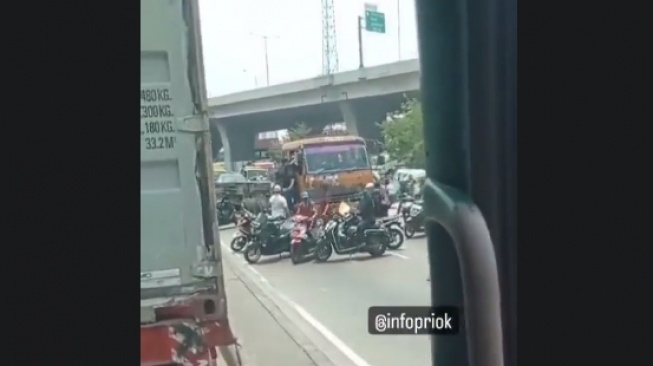 Pengantar Jenazah Ribut dengan Supir Truk di Cilincing Hingga Bikin Macet Area Jalan