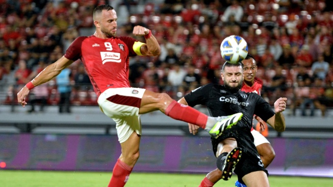 Pesepak bola Bali United Ilija Spasojevic (kiri) berebut bola dengan pesepak bola tim asal Malaysia Terengganu FC Argzim Redzovic (kanan) saat pertandingan Grup G Piala AFC 2023/2024 di Stadion Kapten I Wayan Dipta, Gianyar, Bali, Rabu (4/10/2023). ANTARA FOTO/Fikri Yusuf/foc. 