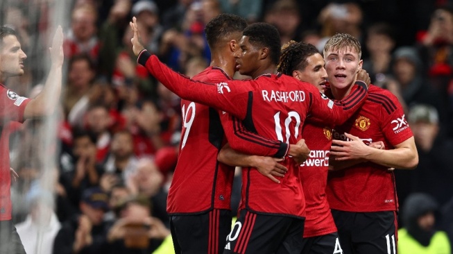 Striker Manchester United asal Denmark, Rasmus Hojlund (kanan) melakukan selebrasi usai mencetak gol pembuka selama matchday kedua Grup A Liga Champions 2023-2024 antara Manchester United vs Galatasaray di stadion Old Trafford di Manchester, barat laut Inggris, pada 3 Oktober 2023.Darren Staples / AFP