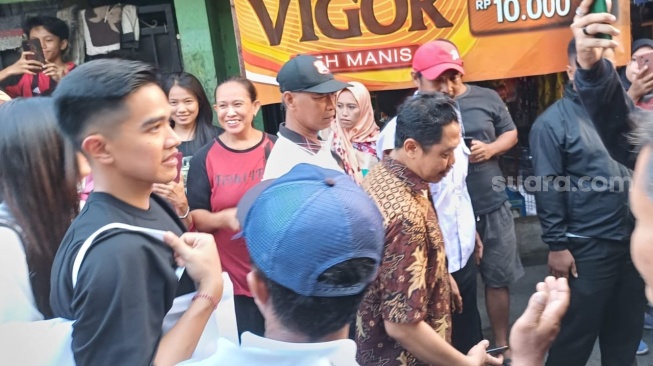 Blusukan di Cakung, Kaesang Bagi-bagi Makanan ke Bocah dan Layani Warga yang Minta Foto