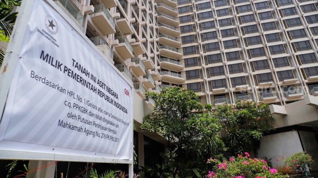 Papan peringatan terlasang di Hotel Sultan, Kompleks GBK, Jakarta, Rabu (4/10/2023). [Suara.com/Alfian Winanto]