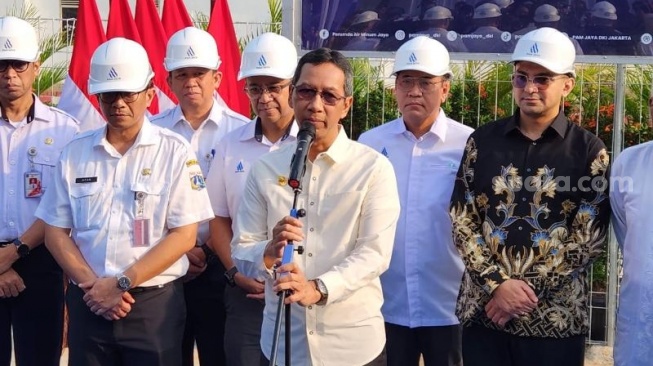 Penjabat Gubernur DKI Jakarta Heru Budi Hartono meresmikan reservoir komunal di Rumah Susun (Rusun) Waduk Pluit Muara Baru, Jakarta Utara. (Suara.com/Fakhri)