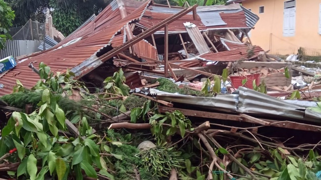 Massa Hancurkan Rumah Pelaku Sodomi Puluhan Anak di Pasaman, Wali Nagari Bilang Begini