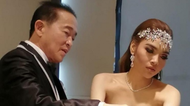 Netizen Temukan Akun TikTok Tiara Agnesia, Istri Muda Ayah Mirna, Sudah Gandeng Edi Darmawan Sejak 2017