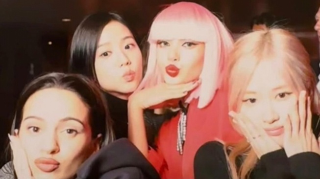 The Real Idola! 18 Selebriti Terkenal Ini Hadiri Crazy Horse Paris untuk Lisa BLACKPINK