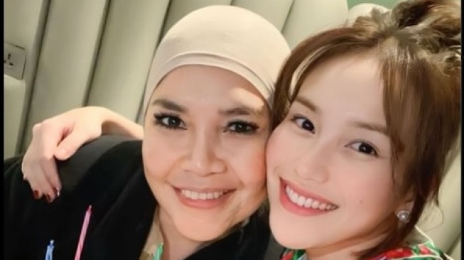 Ibu Ultah ke-51, Ayu Ting Ting Tulis Doa Panjang Lebar