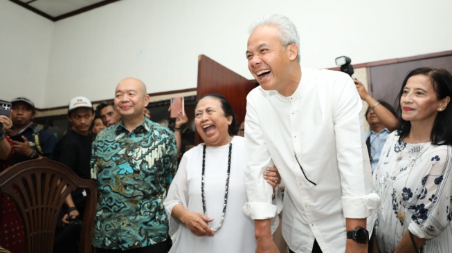 Bakal calon presiden (capres) Ganjar Pranowo mengunjungi politikus senior, Popong Otje Djundjunan atau Ceu Popong di kediamannya di Jalan Cipaganti, Bandung, Jawa Barat, Rabu (4/10/2023). (Dok. Tim Ganjar)