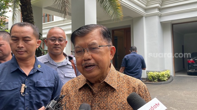 Wakil Presiden ke-10 dan 12 RI Jusuf Kalla atau JK membantah soal pertemuannya dengan Ketua DPP PDIP Puan Maharani di kediamannya di Jakarta Selatan, Rabu (4/10/2023). (Suara.com/Novian)