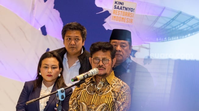 Menteri Pertanian Syahrul Yasin Limpo (tengah)  memberikan pernyataan saat menggelar konferensi pers di Kantor DPP NasDem di Jakarta, Kamis (5/10/2023). [Suara.com/Alfian Winanto]