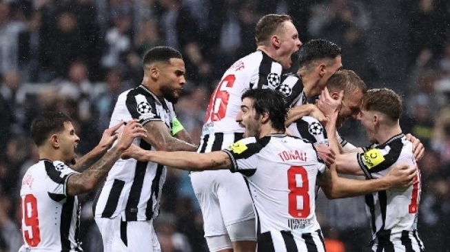 Newcastle United players celebrate Dan Burn's #33 goal (second right) during their UEFA Champions League Group F soccer match against Paris Saint-Germain at St James' Park in Newcastle-upon-Tyne, northeast England on October 4, 2023. FRANK FIFE / AFP