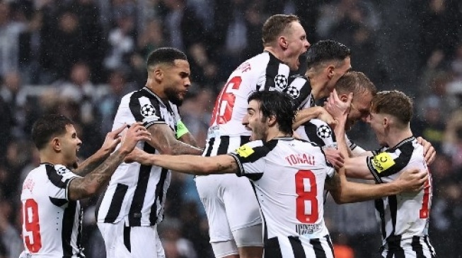 Para pemain Newcastle United merayakan gol #33 Dan Burn (kedua kanan) saat menghadapi Paris Saint-Germain pertandingan sepak bola Grup F Liga Champions UEFA di St James' Park di Newcastle-upon-Tyne, Inggris timur laut pada 4 Oktober 2023. FRANK FIFE / AFP