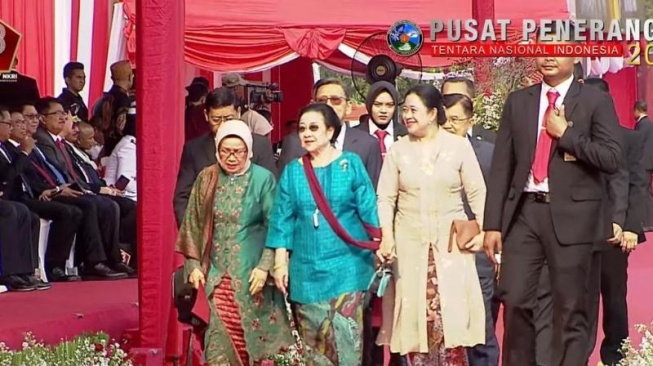 Ketua Umum PDIP Megawati Soekarnoputri didampingi Ketua DPP PDIP Puan Maharani menghadiri upacara HUT ke-78 TNI di Monas, Kamis (5/10/2023). (Tangkap layar)