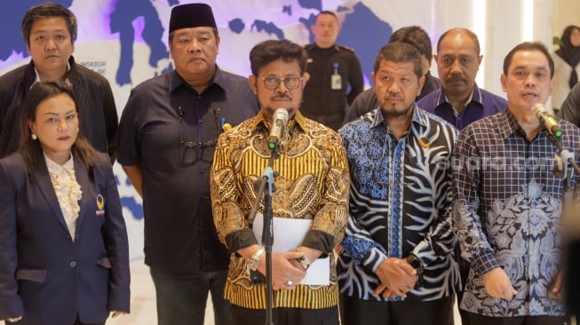 Menteri Pertanian Syahrul Yasin Limpo (tengah)  memberikan pernyataan saat menggelar konferensi pers di Kantor DPP NasDem di Jakarta, Kamis (5/10/2023). [Suara.com/Alfian Winanto]