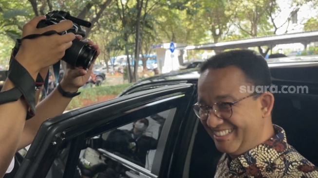 Bungkam Ditanya soal Kasus Mentan SYL, Anies Cuma Lempar Senyum dan Angkat Jempol