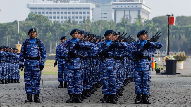 Prajurit TNI berbaris saat upacara HUT ke-78 Tentara Nasional Indonesia (TNI) di Lapangan Silang Monumen Nasional (Monas), Gambir, Jakarta, Kamis (5/10/2023). [Suara.com/Alfian Winanto]