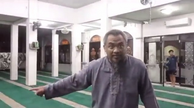 Teriak Munkar Sambil Nyebut, Viral Pria Ngamuk Rebana Dimainkan di Masjid Jambangan Surabaya